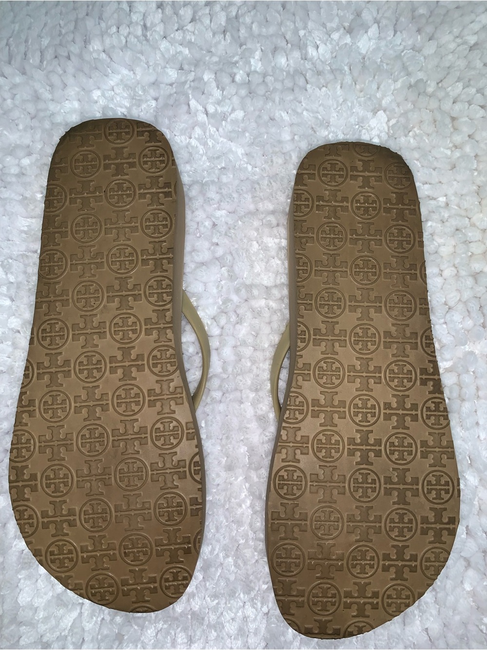 Tory Burch Taupe Flip Flop Sandals with Gold Logo - Picture 4 of 9